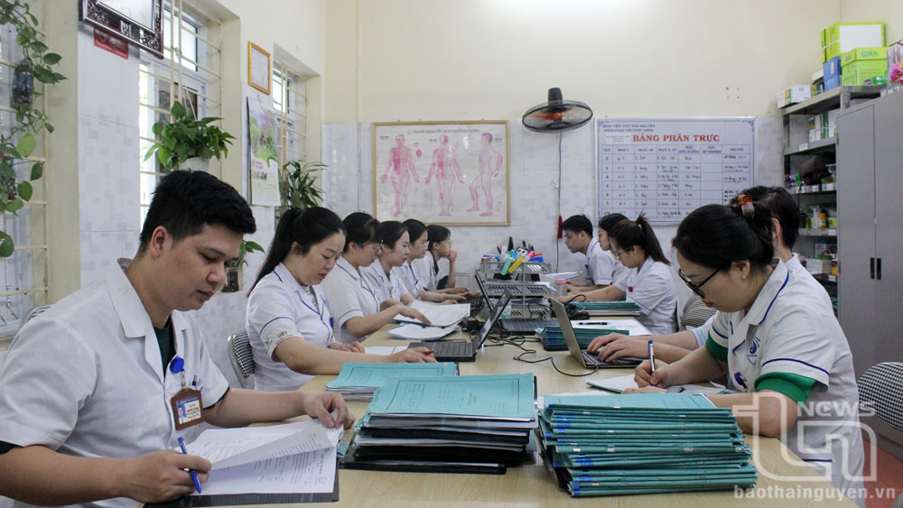Khi triển khai bệnh án điện tử thì những chồng hồ sơ giấy như này sẽ không còn.