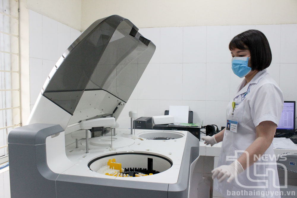 Việc triển khai bệnh án điện tử sẽ giúp người bệnh dễ dàng tra cứu kết quả xét nghiệm, chẩn đoán hình ảnh ngay trên điện thoại. Trong ảnh: Thực hiện các xét nghiệm tại Bệnh viện Y học cổ truyền Thái Nguyên.