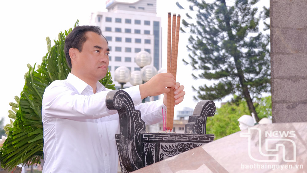 Lãnh đạo tỉnh Thái Nguyên dâng hương tưởng niệm các Anh hùng liệt sĩ