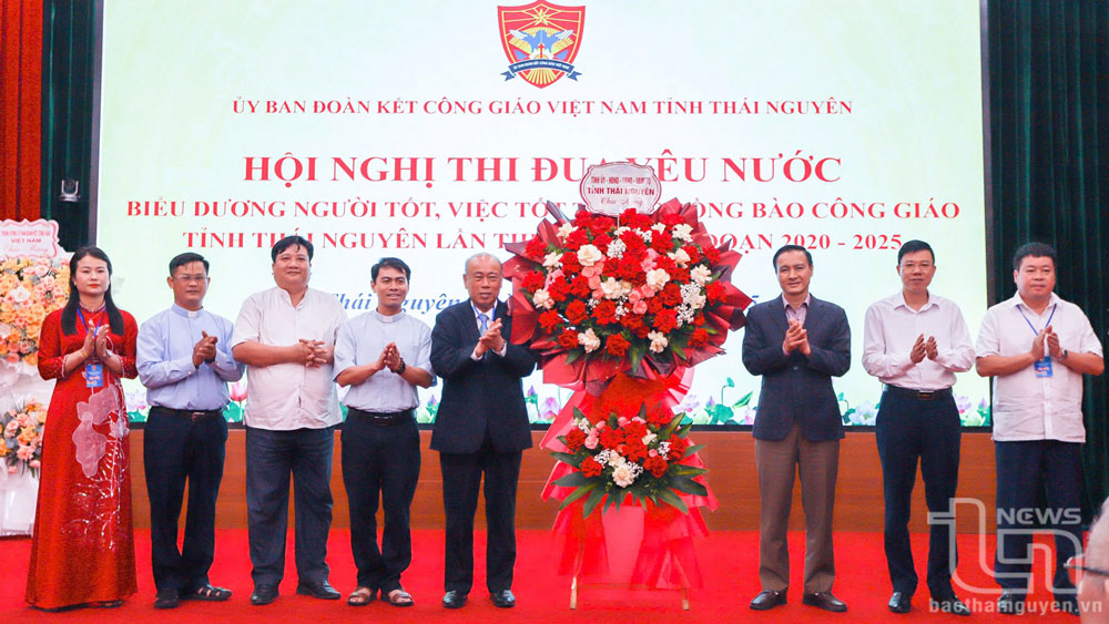 Các đồng chí Ủy viên Ban Thường vụ Tỉnh ủy tặng hoa cho đại diện Ủy ban Đoàn kết Công giáo tỉnh tại Hội nghị.