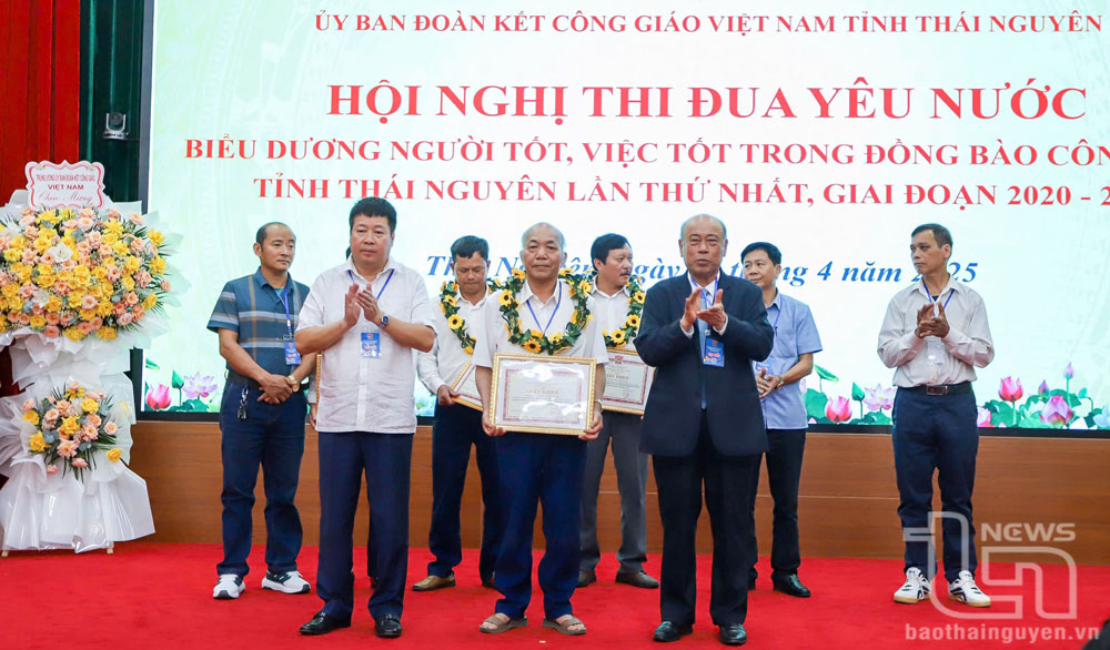 Đại diện Ủy ban Đoàn kết Công giáo trao Giấy khen cho các cá nhân đã có thành tích xuất sắc giai đoạn 2020-2025.