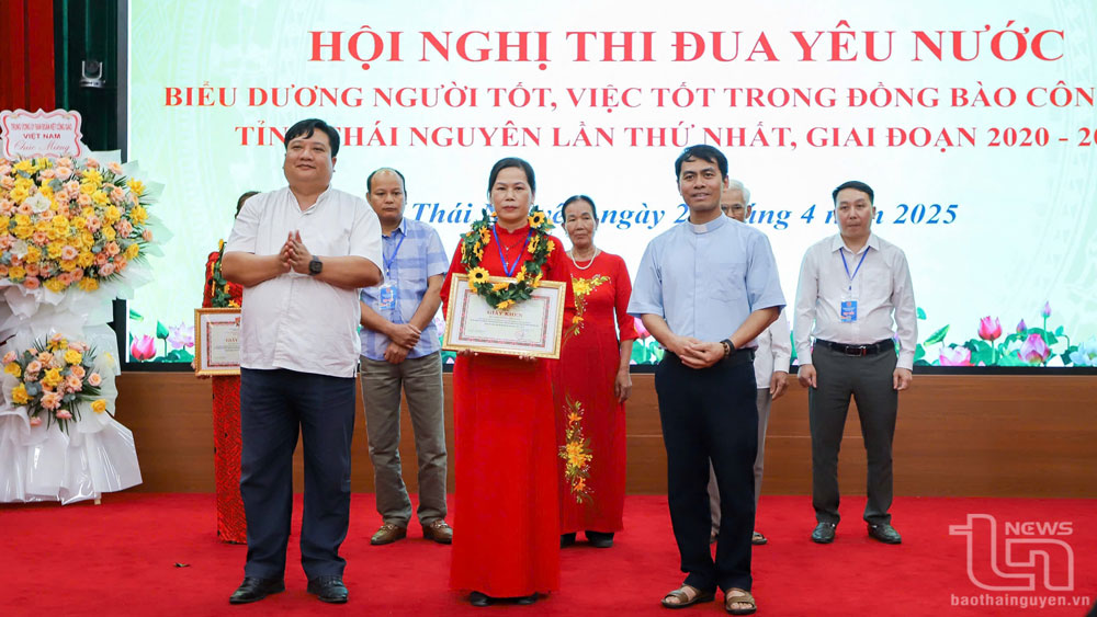 Đại diện Ủy ban Đoàn kết công giáo trao Giấy khen cho các cá nhân đã có thành tích xuất sắc giai đoạn 2020-2025.