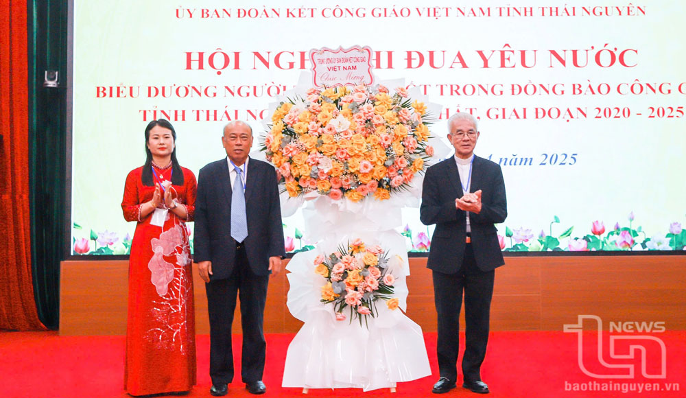 Linh mục Trần Xuân Mạnh, Phó Chủ tịch không chuyên trách Ủy ban Trung ương MTTQ Việt Nam, Chủ tịch Ủy ban Đoàn kết Công giáo Việt Nam tặng hoa chúc mừng đồng bào Công giáo Thái Nguyên tại Hội nghị.