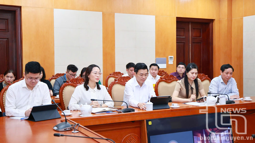 Lãnh đạo các hội, đoàn thể tham dự cuộc họp để thống nhất cách thức triển khai Bình dân học AI.