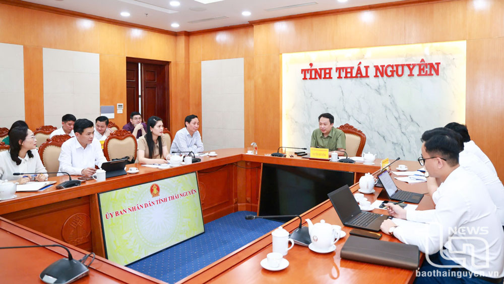 Đồng chí Chủ tịch UBND tỉnh Nguyễn Huy Dũng chủ trì Hội nghị.