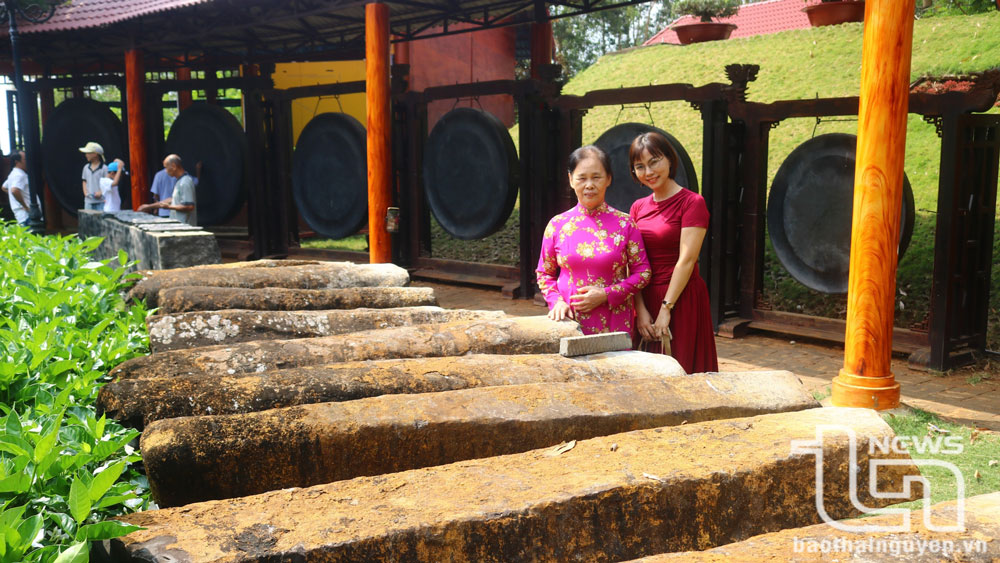 Bộ đàn đá nặng 20 tấn được tổ chức kỷ lục Việt Nam xác lập kỷ lục Bộ đàn đá lớn nhất Việt nam.