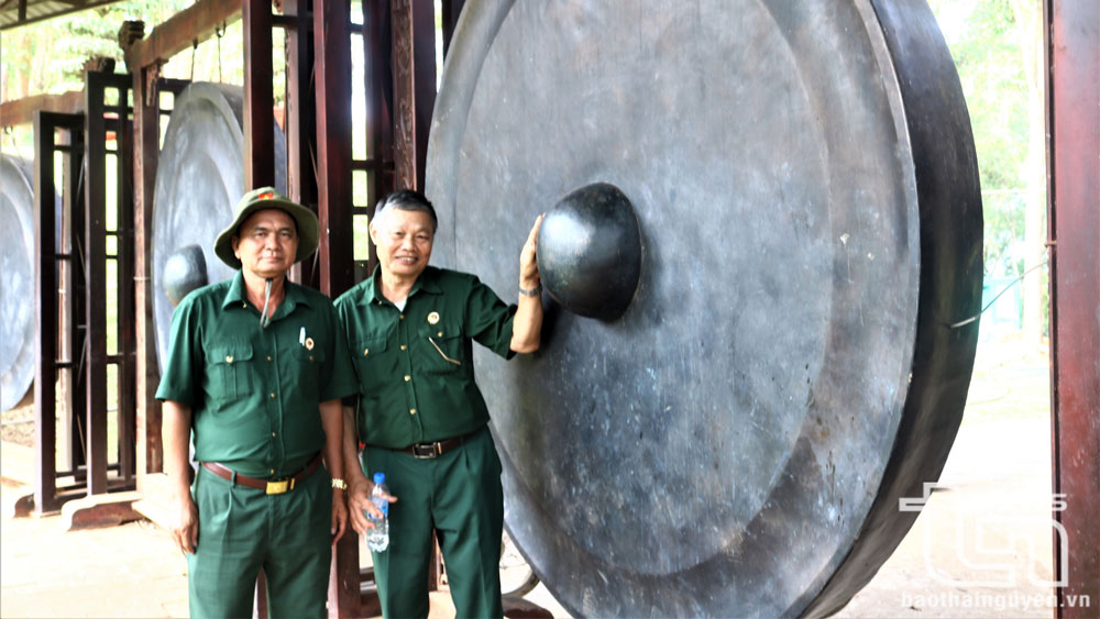 Bộ cồng, chiêng chế tác bằng đồng và thiếc để biểu diễn được tổ chức kỷ lục Việt Nam xác lập kỷ lục lớn nhất Việt nam.