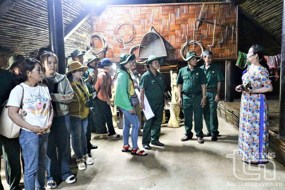 Khu nhà dài thu hút đông đảo du khách trong nước, quốc tế đến thăm quan.