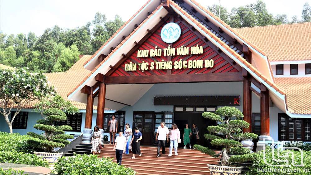 Nhà trưng bày các mô hình phục vụ đời sống kháng chiến của người S’tiêng - sóc Bom Bo trong những năm tháng kháng chiến chống đế quốc Mỹ xâm lược.