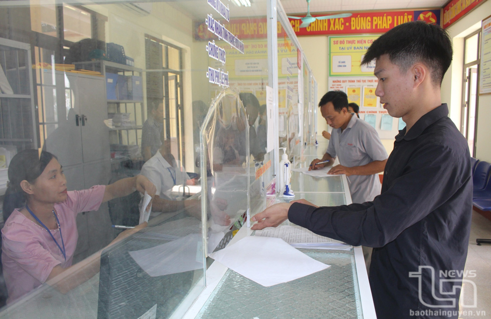 Người dân đến giải quyết thủ tục hành chính tại Bộ phận tiếp nhận và trả kết quả giải quyết thủ tục hành chính xã Bản Ngoại (Đại Từ).