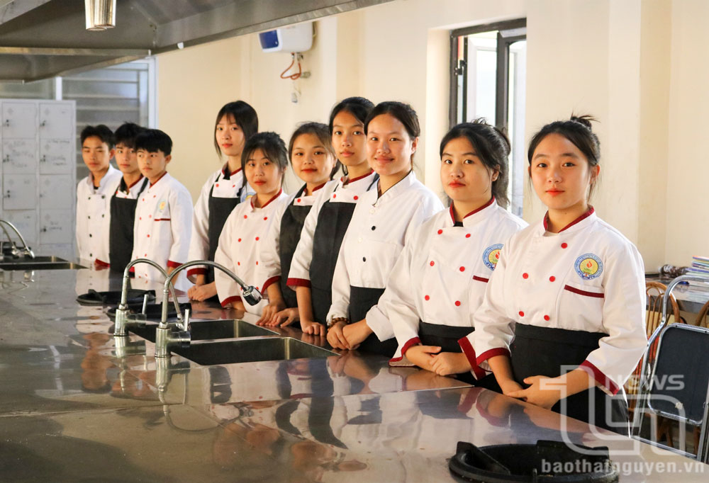 Nguồn lao động trẻ sau khi tốt nghiệp các trường đại học, cao đẳng chuyên nghiệp thường chọn các thành phố lớn để làm việc, phần lớn không về quê. Trong ảnh: Học sinh Trường Cao đẳng Thương mại - Du lịch Thái Nguyên.