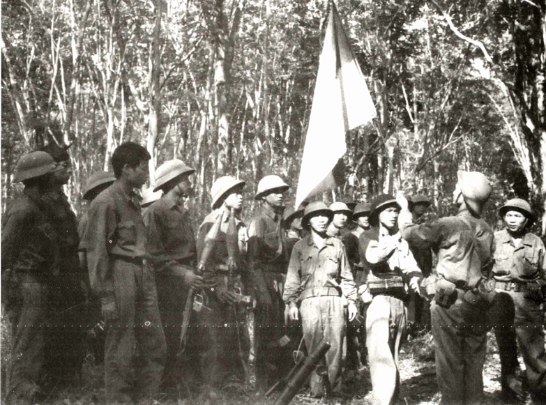 Lễ chuyển giao cờ chiến thắng trước khi vào chiến dịch giải phóng Sài Gòn, tháng 4-1975. Ảnh tư liệu