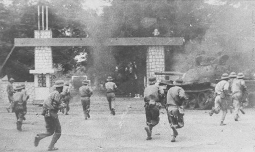 Quân giải phóng đánh chiếm sở chỉ huy Sư đoàn 23 Ngụy trong trận Buôn Ma Thuột, tháng 3-1975. Ảnh tư liệu
