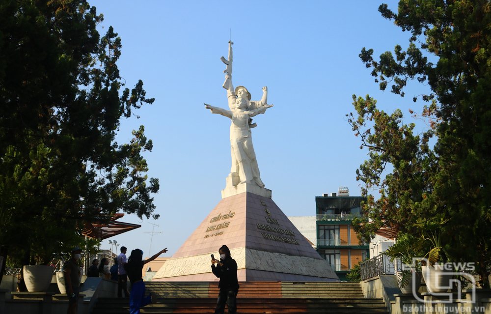 Tượng đài chiến thắng Long Khánh, một địa chỉ đỏ giáo dục truyền thống cách mạng ở tỉnh Đồng Nai.

