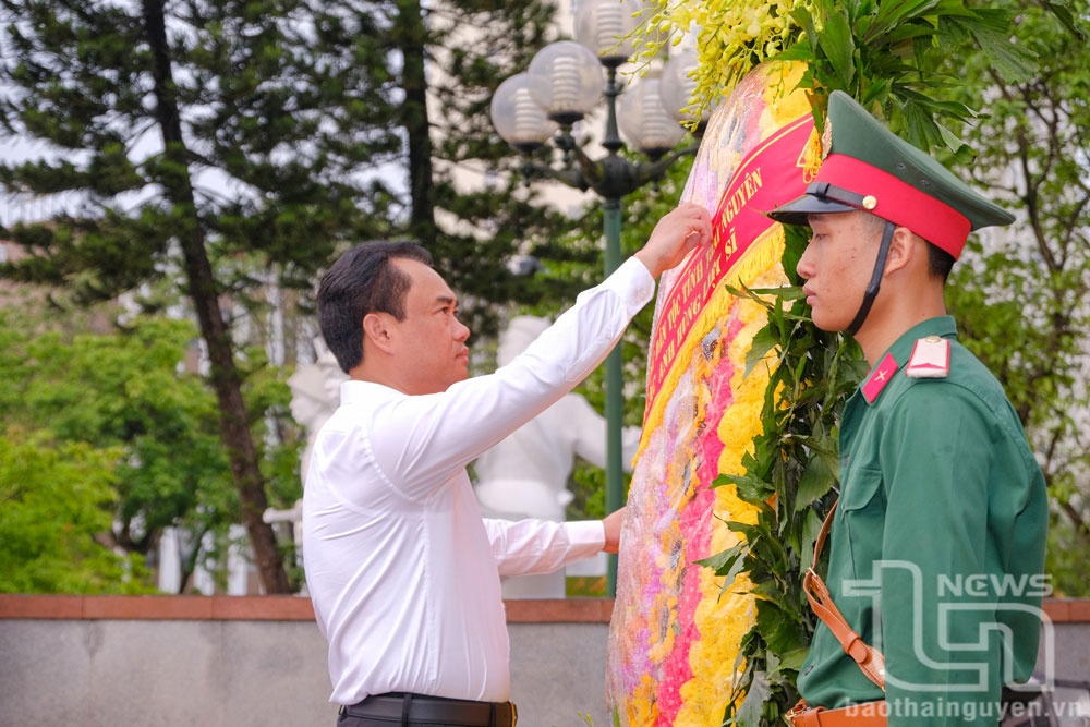 Đồng chí Bí thư Tỉnh ủy Trịnh Việt Hùng sửa soạn lễ dâng hương.