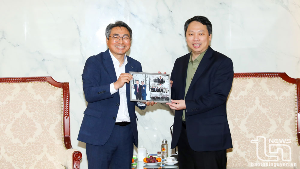 Ông Kim Huyn Cheol trao quà lưu niệm tặng đồng chí Chủ tịch UBND tỉnh.