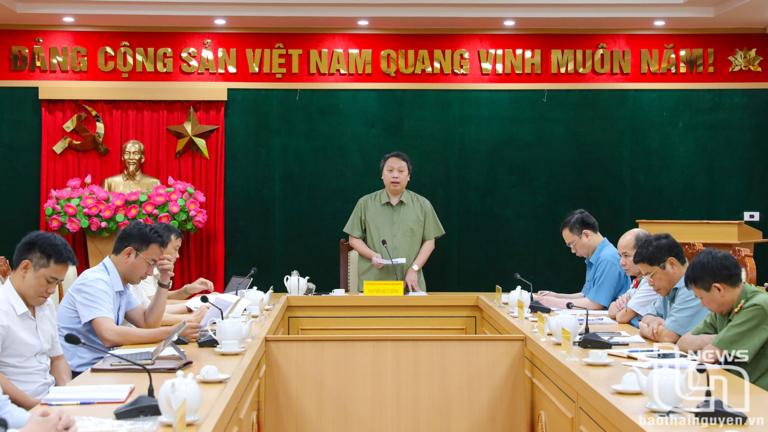 Đồng chí Chủ tịch UBND tỉnh Nguyễn Huy Dũng chủ trì Hội nghị.