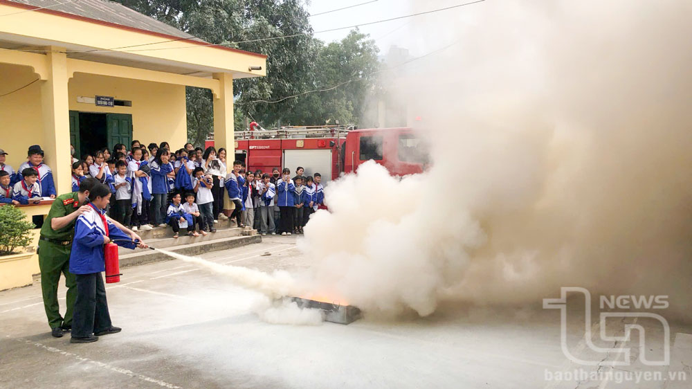 Học sinh trải nghiệm kỹ năng sử dụng bình chữa cháy xách tay.