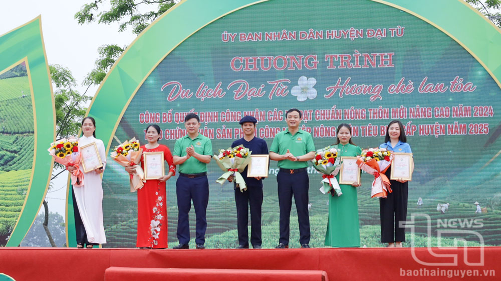 UBND huyện Đại Từ đã công bố và trao giấy chứng nhận cho 6 sản phẩm công nghiệp nông thôn tiêu biểu cấp huyện năm 2025