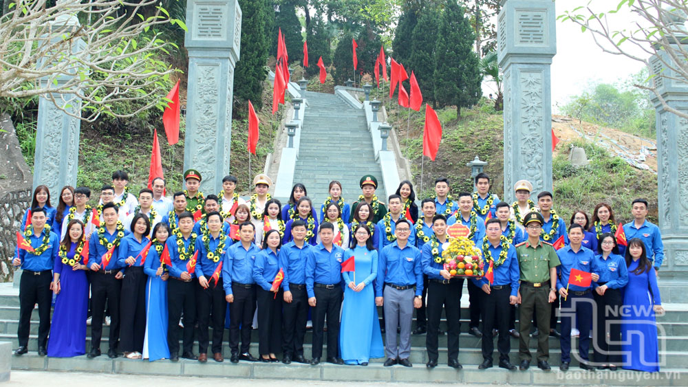 Đoàn đại biểu tham gia báo công Chủ tịch Hồ Chí Minh tại Nhà tưởng niệm Người ở ATK Định Hóa.