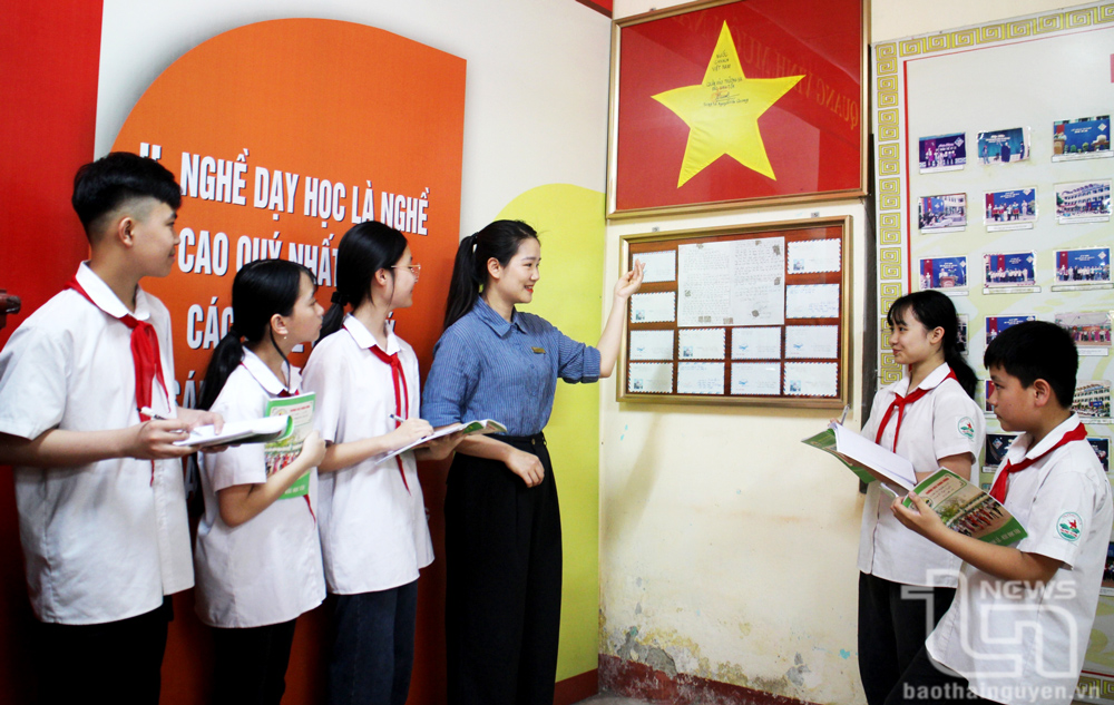 Giờ học về chủ đề Bảo vệ chủ quyền biển đảo Tổ quốc của học sinh Trường THCS Trưng Vương (TP. Thái Nguyên) tại Phòng truyền thống, dưới lá cờ Tổ quốc được gửi về từ đảo Sinh Tồn.
