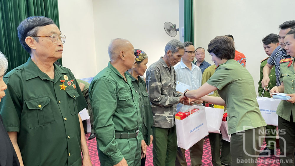 Công đoàn Công an nhân dân tặng quà tại ATK Định Hóa