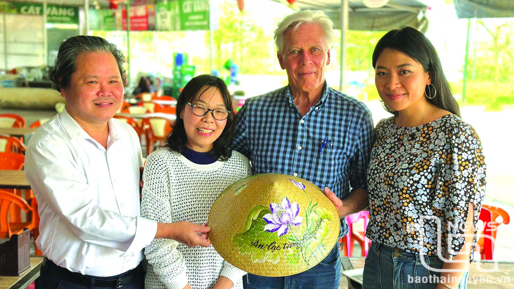 Ông Craig Mc Namara (thứ ba, từ trái sang) với chiếc nón lá Việt Nam.