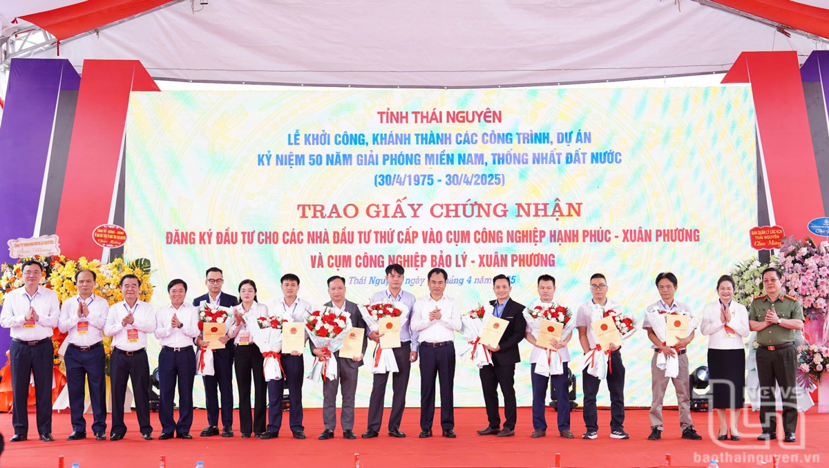 Các đồng chí lãnh đạo tỉnh chúc mừng các nhà đầu tư thứ cấp được trao giấy chứng nhận đầu tư vào hai cụm công nghiệp tại huyện Phú Bình, ngày 19-4.