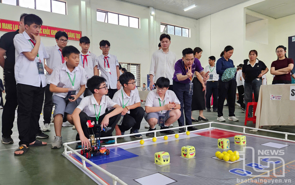 Thí sinh tham dự Cuộc thi Robotics Challenge 2025 với chủ đề Hành trình năng lượng xanh dành cho học sinh THCS trên địa bàn TP. Thái Nguyên.