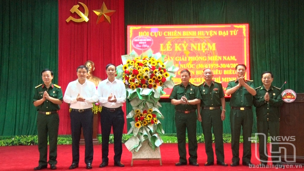 Lãnh đạo huyện Đại Từ chúc mừng, tri ân các cựu chiến binh huyện Đại Từ nhân kỷ niệm 50 năm Ngày giải phóng miền Nam, thống nhất đất nước.