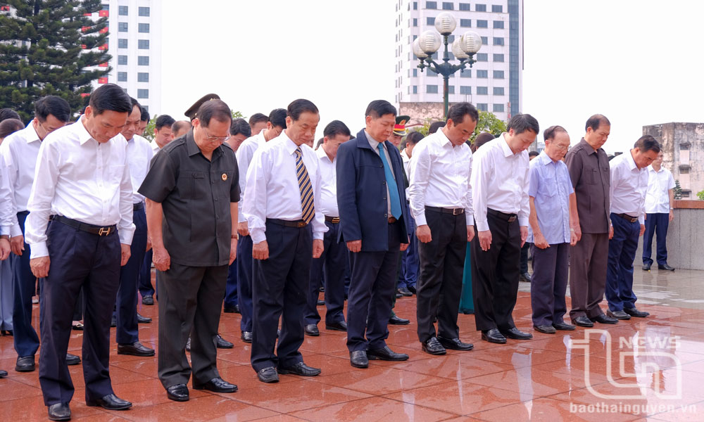Các đại biểu tưởng niệm các Anh hùng liệt sĩ.