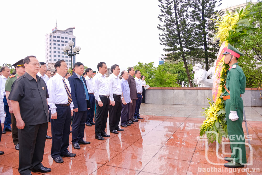 Đoàn đại biểu đến đặt vòng hoa, dâng hương.