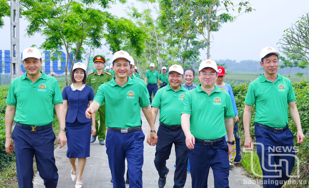 Các đại biểu tham gia hoạt động “Đi bộ hưởng ứng vì môi trường Xanh - Sạch - Đẹp phục vụ phát triển du lịch”.