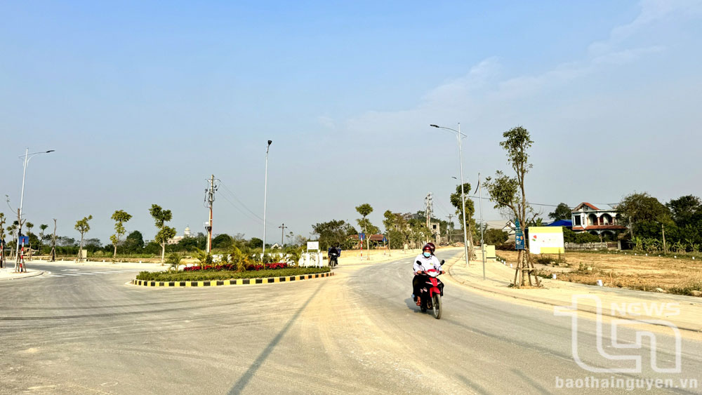 Đường vào xã Hoàng Nông (Đại Từ) được mở rộng, trải nhựa.
