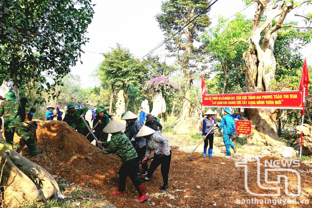 Cán bộ, chiến sĩ Lữ đoàn Thông tin 601 giúp nhân dân thị trấn Hóa Thượng (Đồng Hỷ) mở rộng đường giao thông nội thị và liên kết để đạt chuẩn đô thị văn minh.