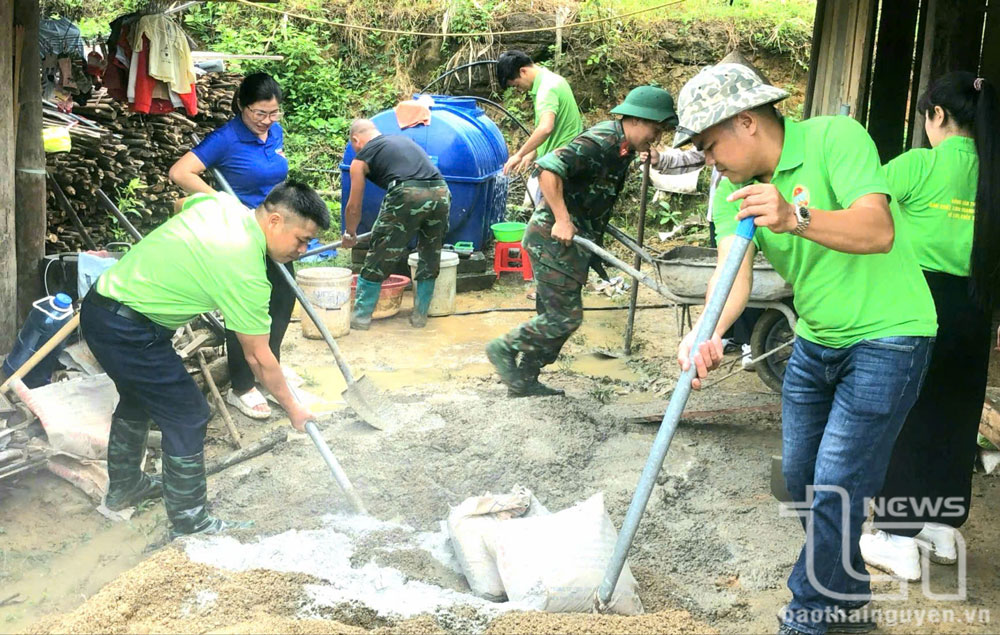 Các cán bộ, viên chức khối cơ quan huyện Đồng Hỷ chung tay xóa nhà tạm, nhà dột nát cho hộ nghèo người dân tộc Mông ở xã Văn Lăng.