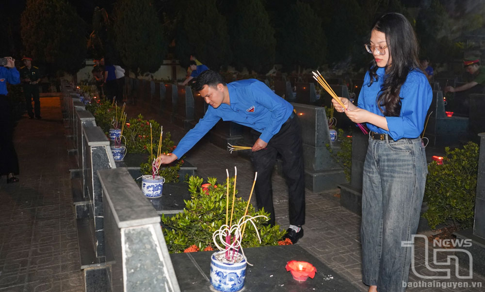 Tuổi trẻ Định Hoá thắp nến tri ân các Anh hùng liệt sĩ đã hy sinh vì độc lập tự do của Tổ quốc.