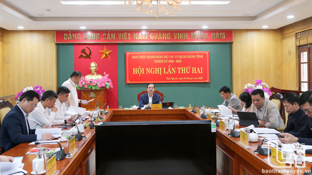 đồng chí Phạm Hoàng Sơn, Phó Bí thư Thường trực Tỉnh ủy, Chủ tịch HĐND tỉnh, Bí thư Đảng ủy các cơ quan Đảng tỉnh, chủ trì Hội nghị