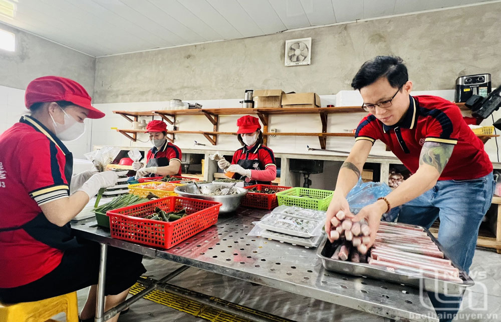 Những lúc cao điểm, cơ sở sản xuất của gia đình anh Đào Văn Hà xuất bán ra thị trường khoảng 2.000 khay chả ốc/ngày.