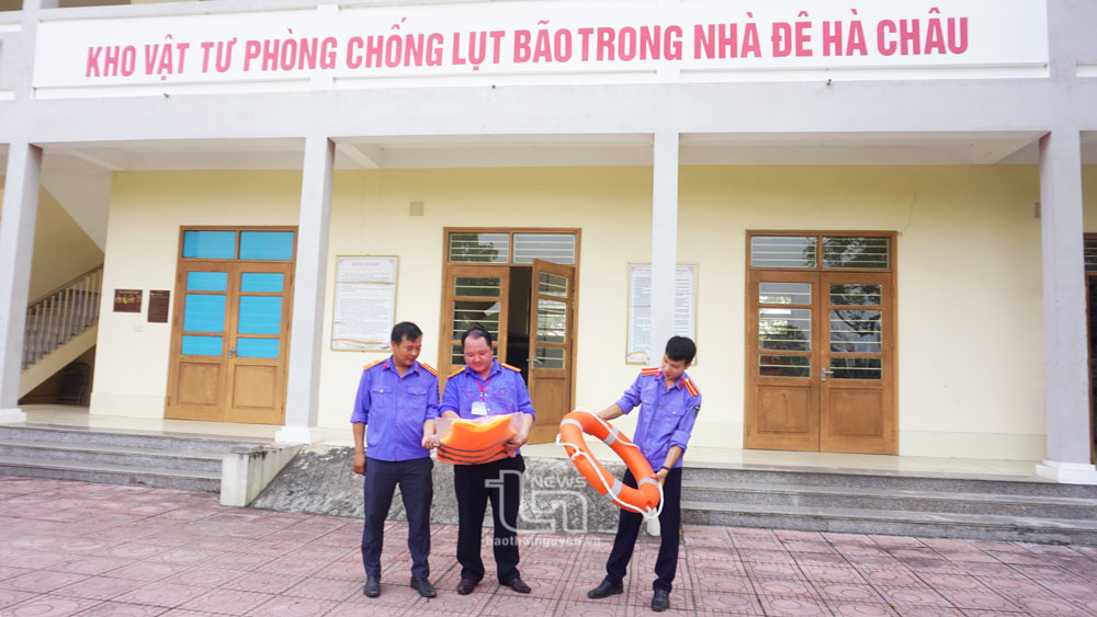 Cán bộ Hạt quản lý đê Hà Châu kiểm tra chất lượng vật tư phục vụ công tác hộ đê. Ảnh: TL