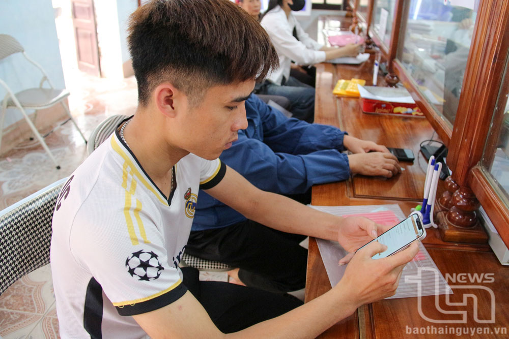 Thị trấn Hương Sơn tích cực tuyên truyền thực hiện dịch vụ công trực tuyến, hướng tới xây dựng chính quyền thân thiện, hiện đại.