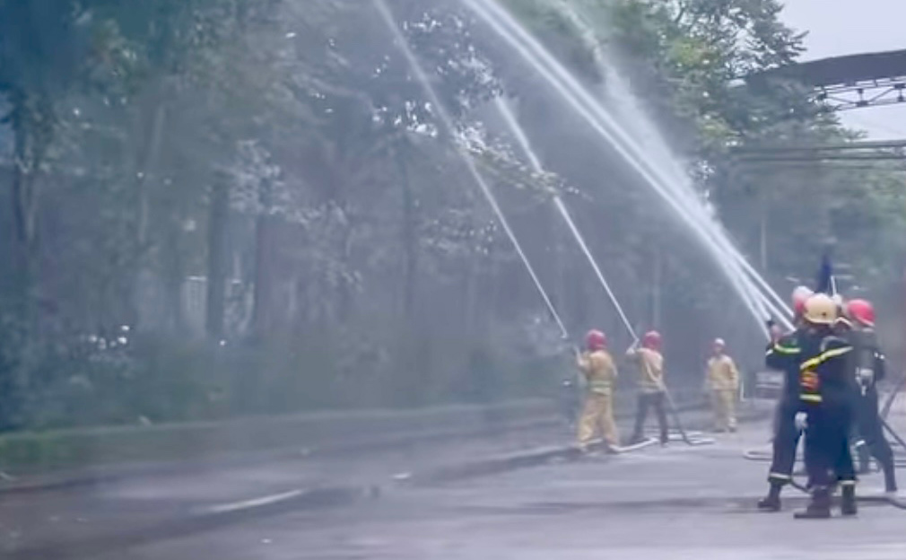 Lực lượng Cảnh sát phòng cháy, chữa cháy và cứu nạn, cứu hộ (Công an tỉnh Thái Nguyên) diễn tập dập tắt đám cháy.