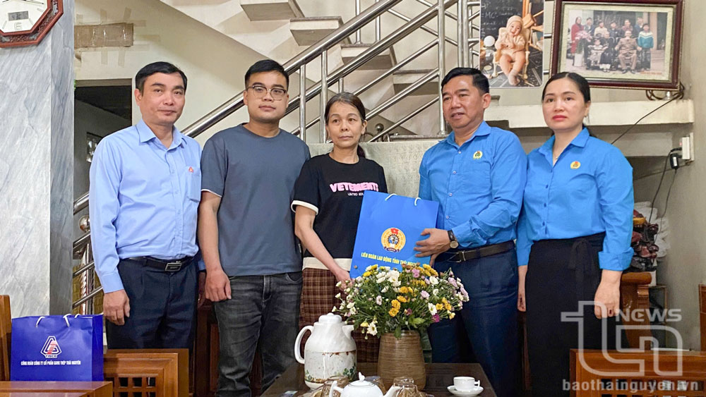 Đại diện lãnh đạo Liên đoàn Lao động tỉnh thăm, tặng quà gia đình có thân nhân bị tai nạn lao động tử vong ở phường Trung Thành (TP. Thái Nguyên).