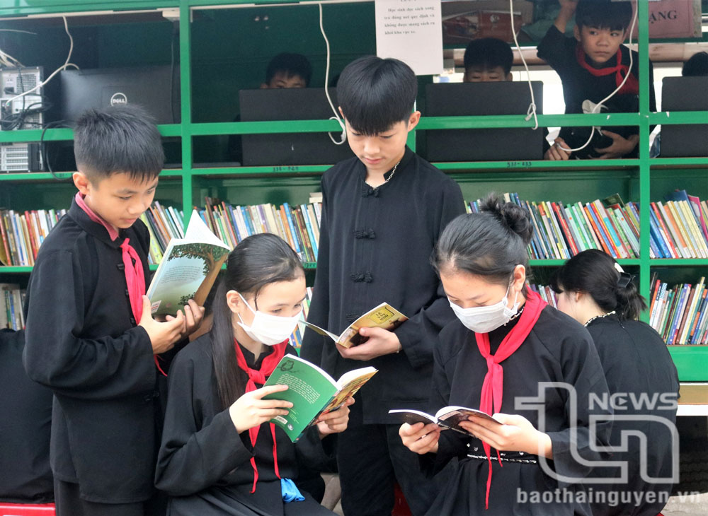 Nhiều bạn nhỏ đam mê đọc sách truyền thống.