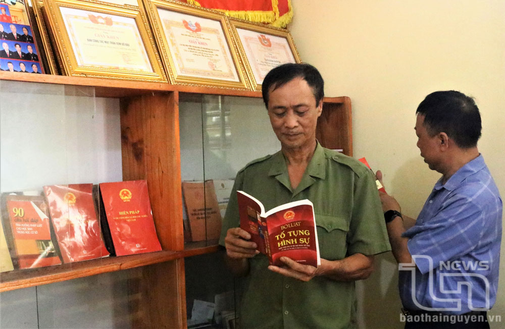 Tủ sách pháp luật tại Nhà văn hóa xóm Bờ Đậu, xã Cổ Lũng (Phú Lương) được duy trì hiệu quả.