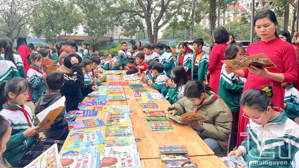 Thư viện, trường học phối hợp mang sách về gần hơn với bạn đọc.