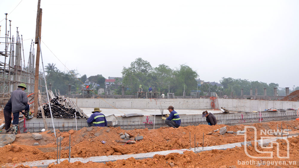 Nhà đa năng và các hạng mục phụ trợ của Trung tâm Văn hóa - Thể thao và truyền thông huyện đang được đơn vị thi công đẩy nhanh tiến độ hoàn thiện.