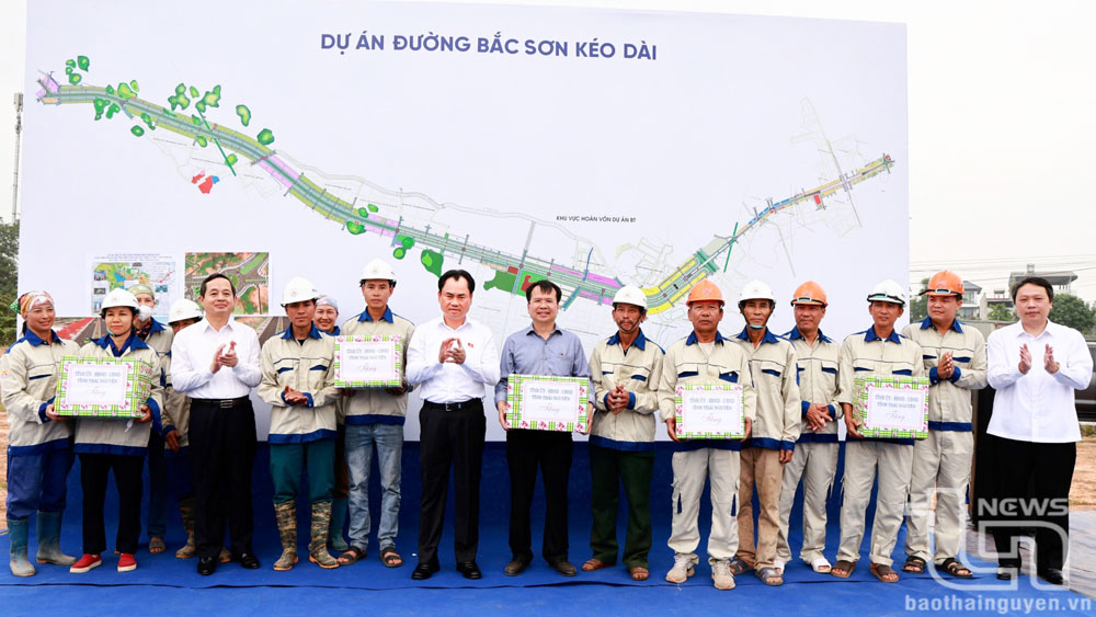 Các đồng chí lãnh đạo tỉnh tặng quà động viên đơn vị thi công Dự án đường Bắc Sơn kéo dài.