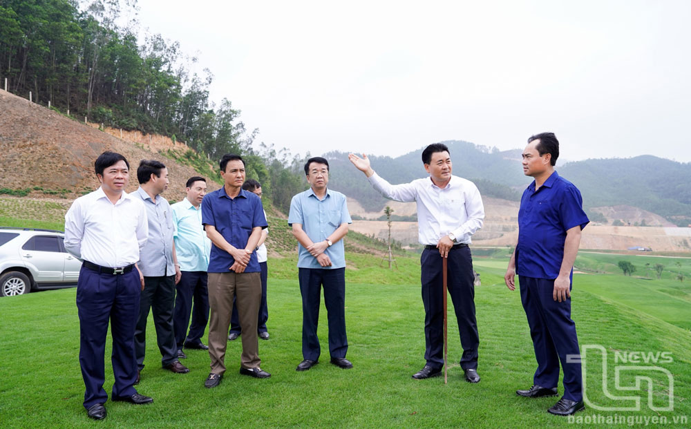 Đồng chí Bí thư Tỉnh ủy Trịnh Việt Hùng và các đồng chí lãnh đạo tỉnh, TP. Phổ Yên kiểm tra Dự án sân golf Glory tại xã Thành Công (TP. Phổ Yên).