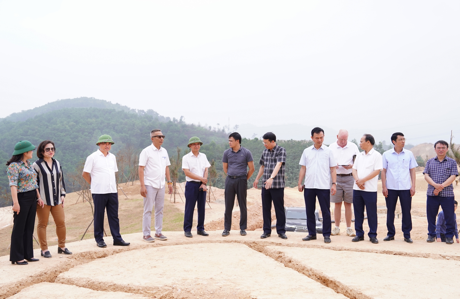 Đồng chí Bí thư Tỉnh ủy và các đồng chí lãnh đạo tỉnh, lãnh đạo các sở, ngành kiểm tra tiến độ thi công Dự án sân golf Tân Thái.
